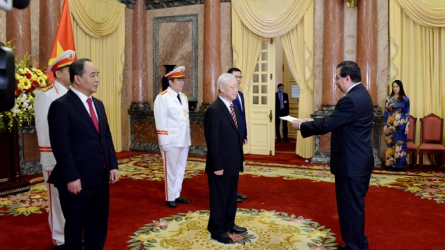 Top Vietnamese leader receives newly-accredited diplomats